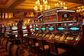 Pengguna Indonesia menggunakan waw4d melalui ponsel dengan tampilan sportsbook dan slot online
